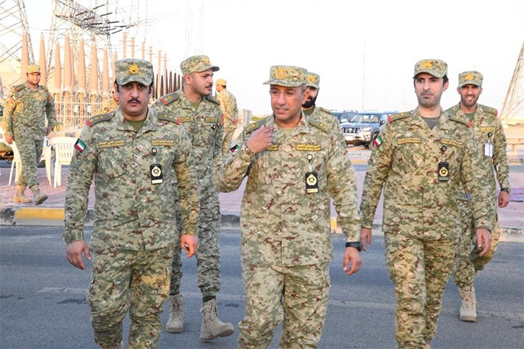مدير ديوان نائب رئيس الحرس الوطني تفقد قوة الواجب في سعد العبدالله و تناول معهم الافطار