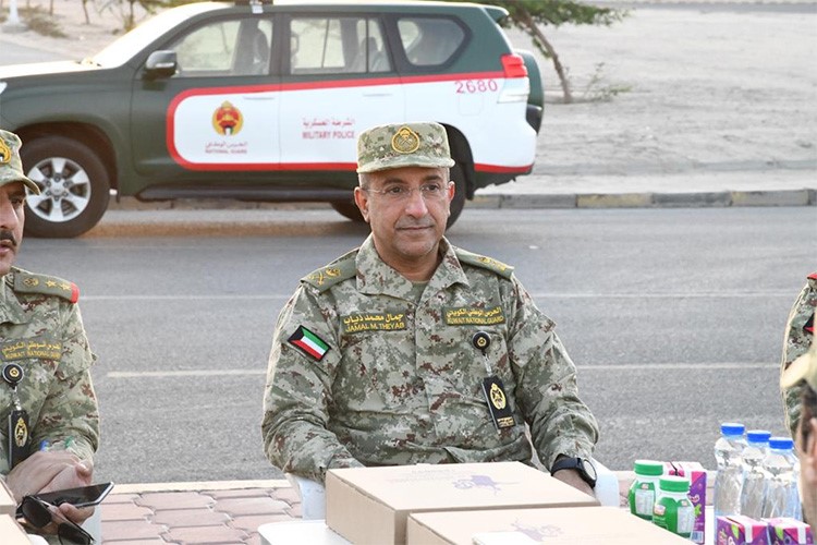 مدير ديوان نائب رئيس الحرس الوطني تفقد قوة الواجب في سعد العبدالله و تناول معهم الافطار
