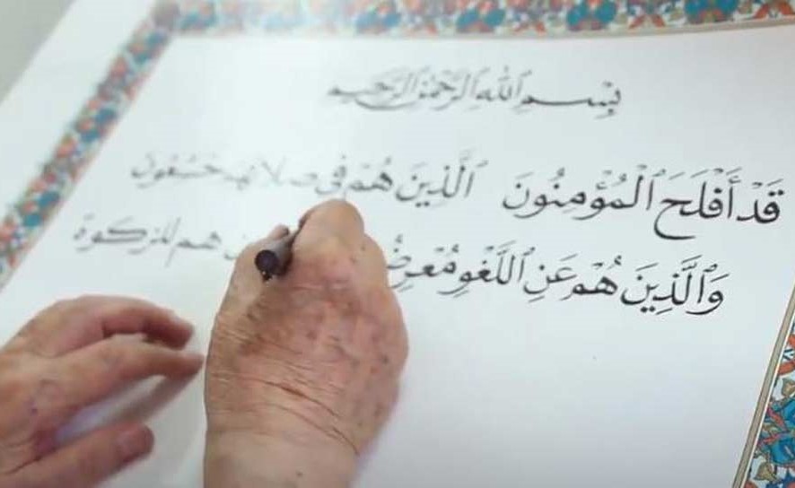 بالفيديو.. ما الآيات التي ارتجفت يد خطاط المصحف الشريف عثمان طه وهو يكتبها