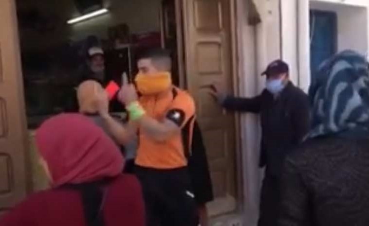 بالفيديو.. حكم تونسي يعاقب منتهكي التباعد الاجتماعي برفع البطاقات الصفراء و الحمراء