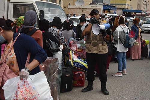 بالفيديو.. قبل يومين من انتهاء المهلة.. آلاف المخالفين يراجعون مراكز الاستقبال في الفروانية