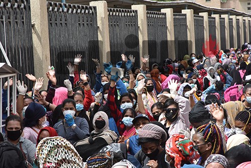 بالفيديو.. قبل يومين من انتهاء المهلة.. آلاف المخالفين يراجعون مراكز الاستقبال في الفروانية
