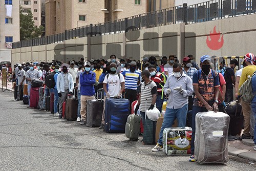 بالفيديو.. قبل يومين من انتهاء المهلة.. آلاف المخالفين يراجعون مراكز الاستقبال في الفروانية