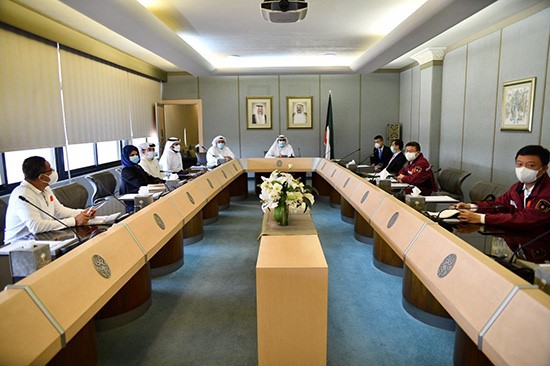 وزير الصحة الشيخ د.باسل الصباح خلال استقباله الوفد الصيني 