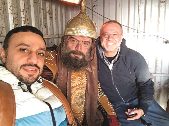 العنزي مع النجم سلوم حداد وكفاح احمد من تلفزيون قطر في كواليس مسلسل ابن حنبل