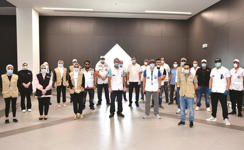 وليد الياقوت وعبدالرحمن العون في لقطة مع المتطوعين