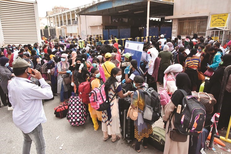 بالفيديو.. تدافع الآلاف المخالفين يُعجّل بتمديد المهلة لمدة شهر إضافي