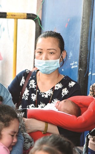 مخالفة حضرت للسفر برفقة طفلها الرضيع