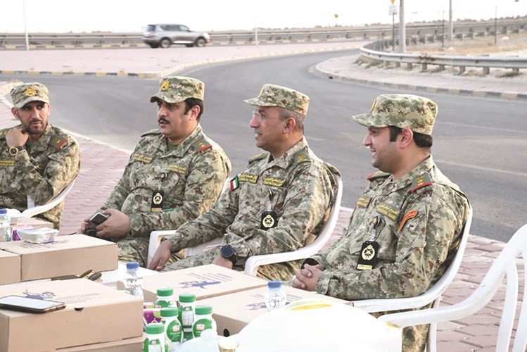الذياب خلال تناول الإفطار مع منتسبي قوة الواجب