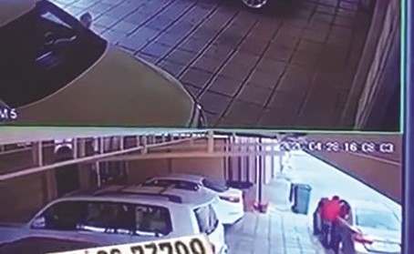 اللص المجهول لحظة دخوله إلى المركبة وسرقتها