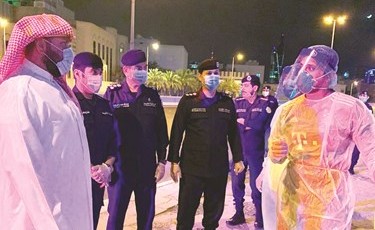 الشيخ طلال الخالد متحدثا مع أعضاء من الصحة الوقائية بحضور عدد من القيادات الأمنية