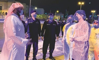 الشيخ طلال الخالد متحدثا مع أعضاء من الصحة الوقائية بحضور عدد من القيادات الأمنية