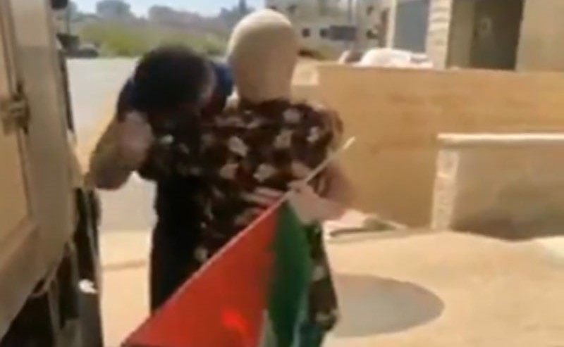بالفيديو.. قبّل قدميها.. لحظات مؤثرة من لقاء أسير فلسطيني بوالدته فور تحرره