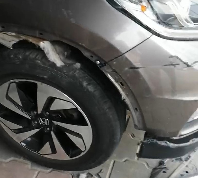 كاميرا منزل تكشف حادثة شديدة الغرابة: الجاني في إتلاف مركبة مواطن.. كلاب مفترسة!