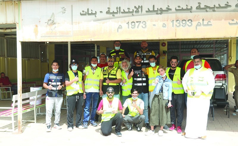   ممثلو شركة «المنال» مع فريقي «أحفاد الصباح» و«الكويت بقلوبنا» التطوعيين (تصوير: أحمد محسن)