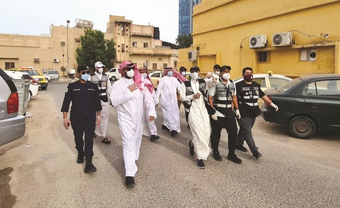 جانب من جولة فريق البلدية على عقارات شرق