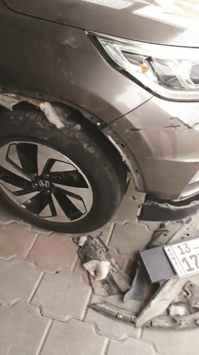 جانب من التلفيات التي لحقت بالمركبة