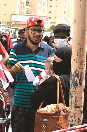 أسرة آسيوية الأب والأم والطفل مخالفة مقابل مدرسة الاستقبال