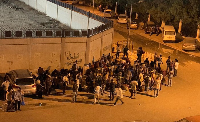عشرات من مخالفي الإقامة يكسرون الحظر مقابل مدرستي الاستقبال .. والأمن طلب منهم العودة إلى منازلهم وانتظار مهلة جديدة قد تصدر لاحقاً