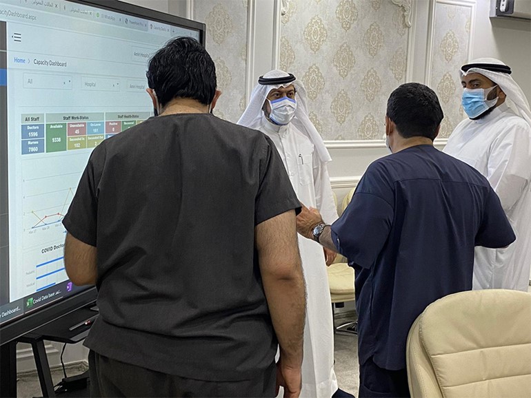 وزير الصحة يزور مركز الطوارئ للإطلاع على برنامج ربط المستشفيات ولجان كوفيد 19
