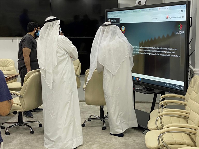 وزير الصحة يزور مركز الطوارئ للإطلاع على برنامج ربط المستشفيات ولجان كوفيد 19