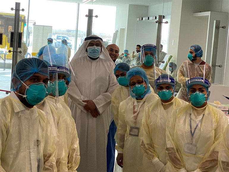 وزير الصحة تفقد المطار للاطمئنان على سير العمل في استقبال المواطنين العائدين
