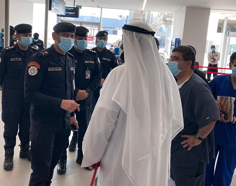 وزير الصحة تفقد المطار للاطمئنان على سير العمل في استقبال المواطنين العائدين