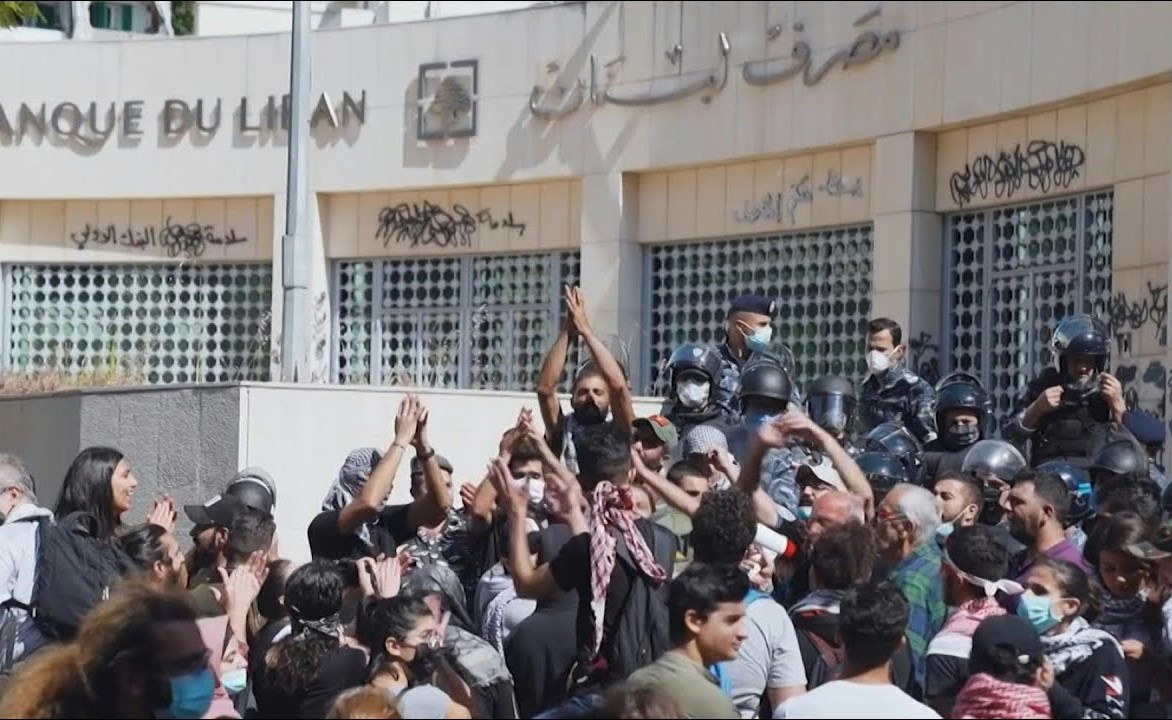 بالفيديو.. اللبنانيون يخرجون إلى الشوارع للتظاهر في عيد العمال