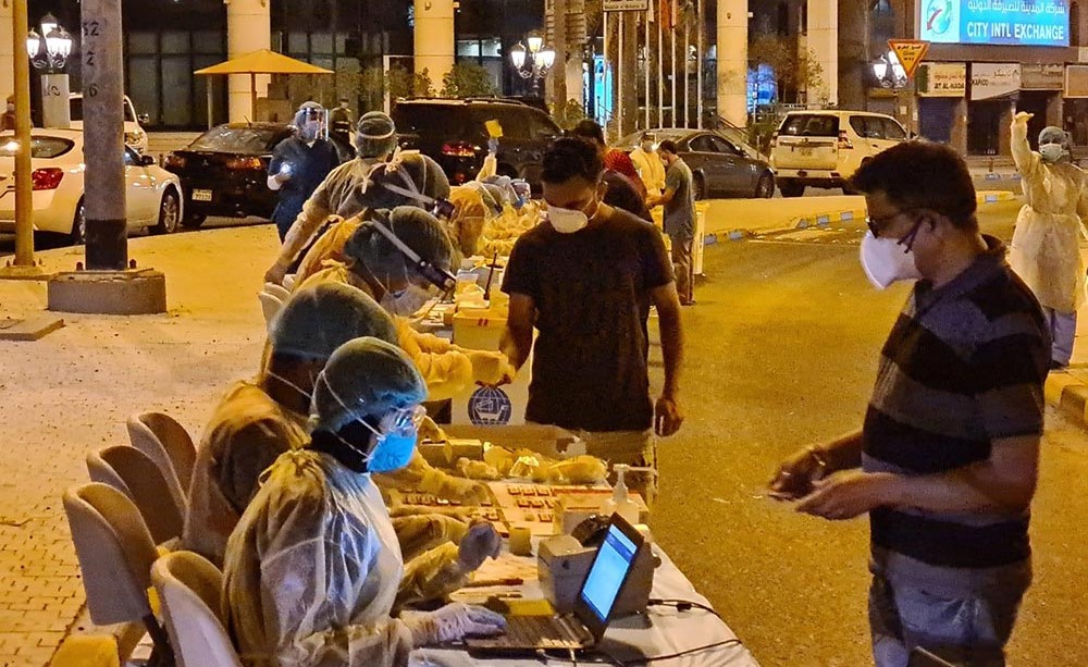 محافظ العاصمة أشرف على فحص الترصد الميداني النشط لنحو 1000 عامل يسكنون 4 عمارات بالمرقاب