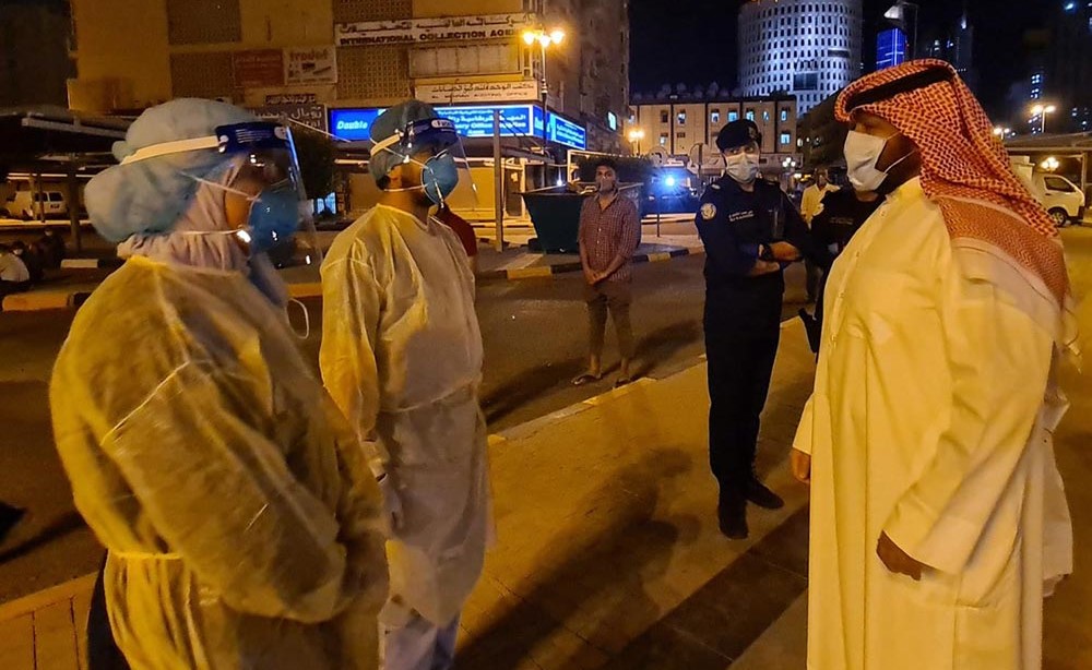 محافظ العاصمة أشرف على فحص الترصد الميداني النشط لنحو 1000 عامل يسكنون 4 عمارات بالمرقاب