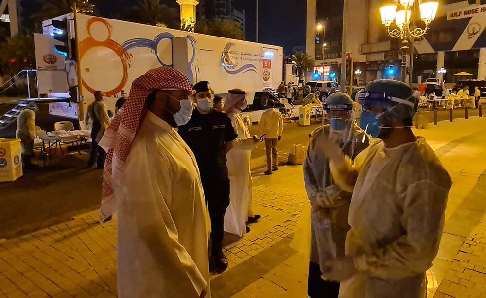 محافظ العاصمة أشرف على فحص الترصد الميداني النشط لنحو 1000 عامل يسكنون 4 عمارات بالمرقاب
