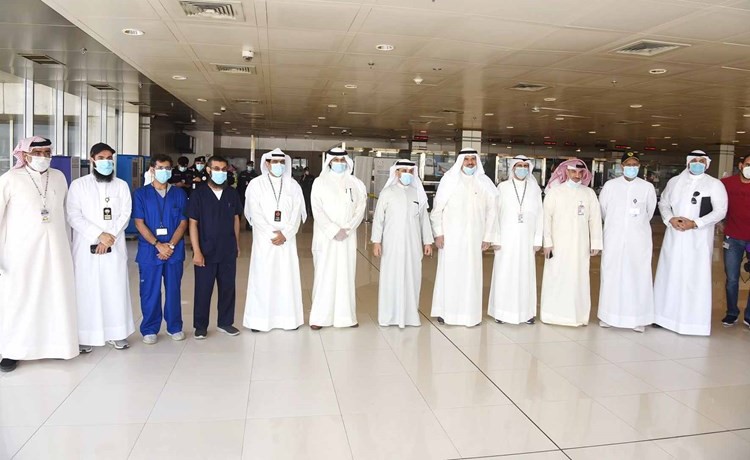 الشيخ د.أحمد ناصر المحمد والشيخ سلمان الحمود مع ممثلي عدد من الجهات العاملة على مكافحة ڤيروس كورونا خلال استقبال العائدين في مطار الكويت الدولي(أحمد عليزين علام)