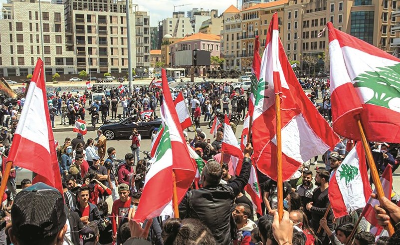 عدد من المحتجين خلال وقفة احتجاجية في ساحة الشهداء بوسط بيروت بمناسبة عيد العمال	(محمود الطويل)