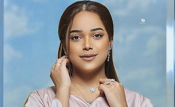بالفيديو.. الفنانة الإماراتية مشاعل الشحي تعرّف متابعيها على جدتها الفلبينية ... وردود فعل مرحبة