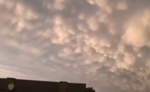 بالفيديو.. غيوم غريبة تغطي سماء مدينة أمريكية