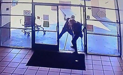 بالفيديو.. لص يعتدي على امرأة مسنة بطريقة بشعة لسرقة وجبة بيتزا بولاية أريزونا الأمريكية
