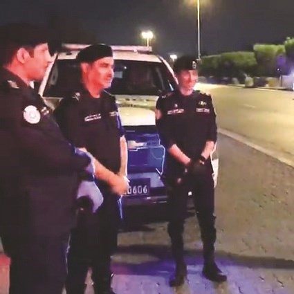 اللواء فراج الزعبي خلال زيارة إحدى نقاط التفتيش في العاصمة