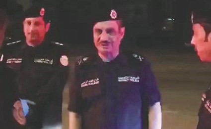  ويتحدث إلى عدد من رجال الأمن العام