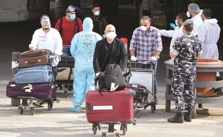 مغتربون لبنانيون خلال وصولهم عصر امس الى مطار رفيق الحريري الدولي	(محمود الطويل)