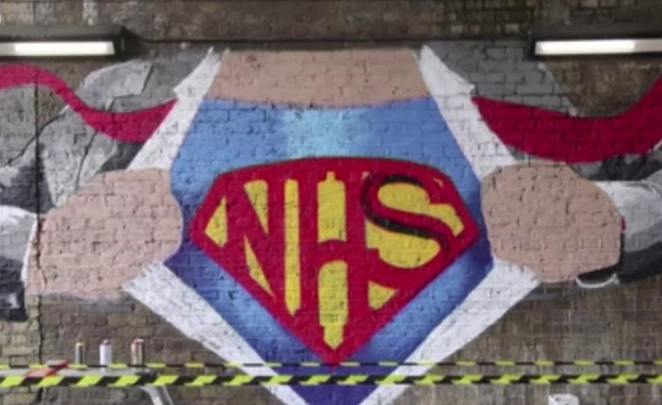 بالفيديو.. استبدال شعار سوبرمان تقديرا للأطباء في بريطانيا
