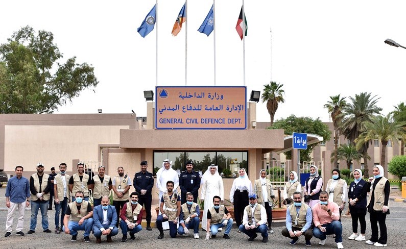 لقطة جماعية خلال زيارة الدفاع المدني