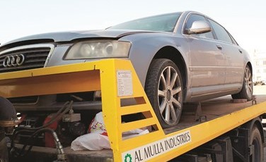 رفع إحدى السيارات المخالفة