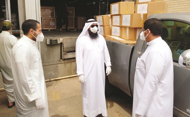 رئيس جمعية المهندسين خلال توزيع الأقنعة