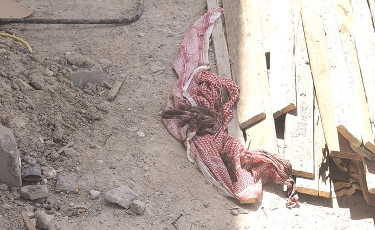 شماغ ملطخ بالدماء في موقع جريمة القتل