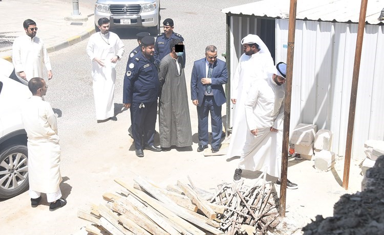 المتهم بجريمة القتل في موقع تمثيل الجريمة	(أحمد علي)