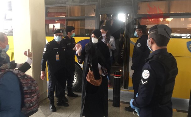 بالفيديو والصور.. بدء إجراءات إجلاء المصريين من مخالفي الإقامة عبر أول رحلة