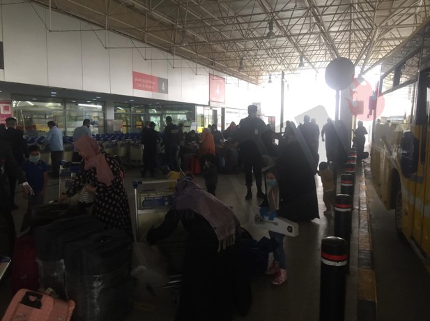 بالفيديو والصور.. بدء إجراءات إجلاء المصريين من مخالفي الإقامة عبر أول رحلة