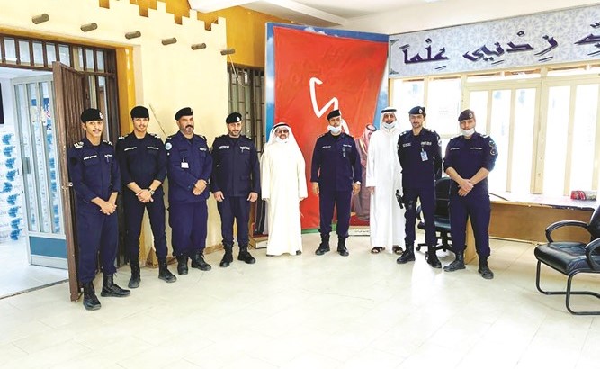الفريق م.يوسف الأنصاري وخالد النصار يتوسطان عددا من ضباط الإطفاء
