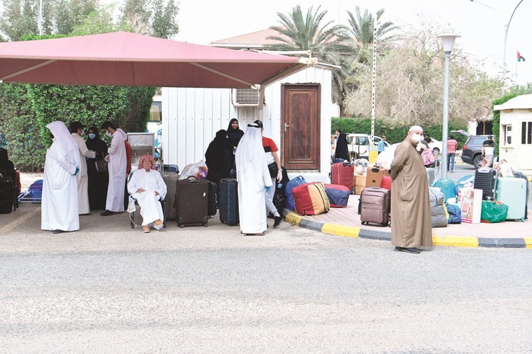 عدد من المواطنين العراقيين قبل المغادرة