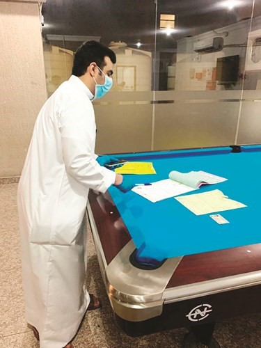 في إحدى الصالات المخالفة